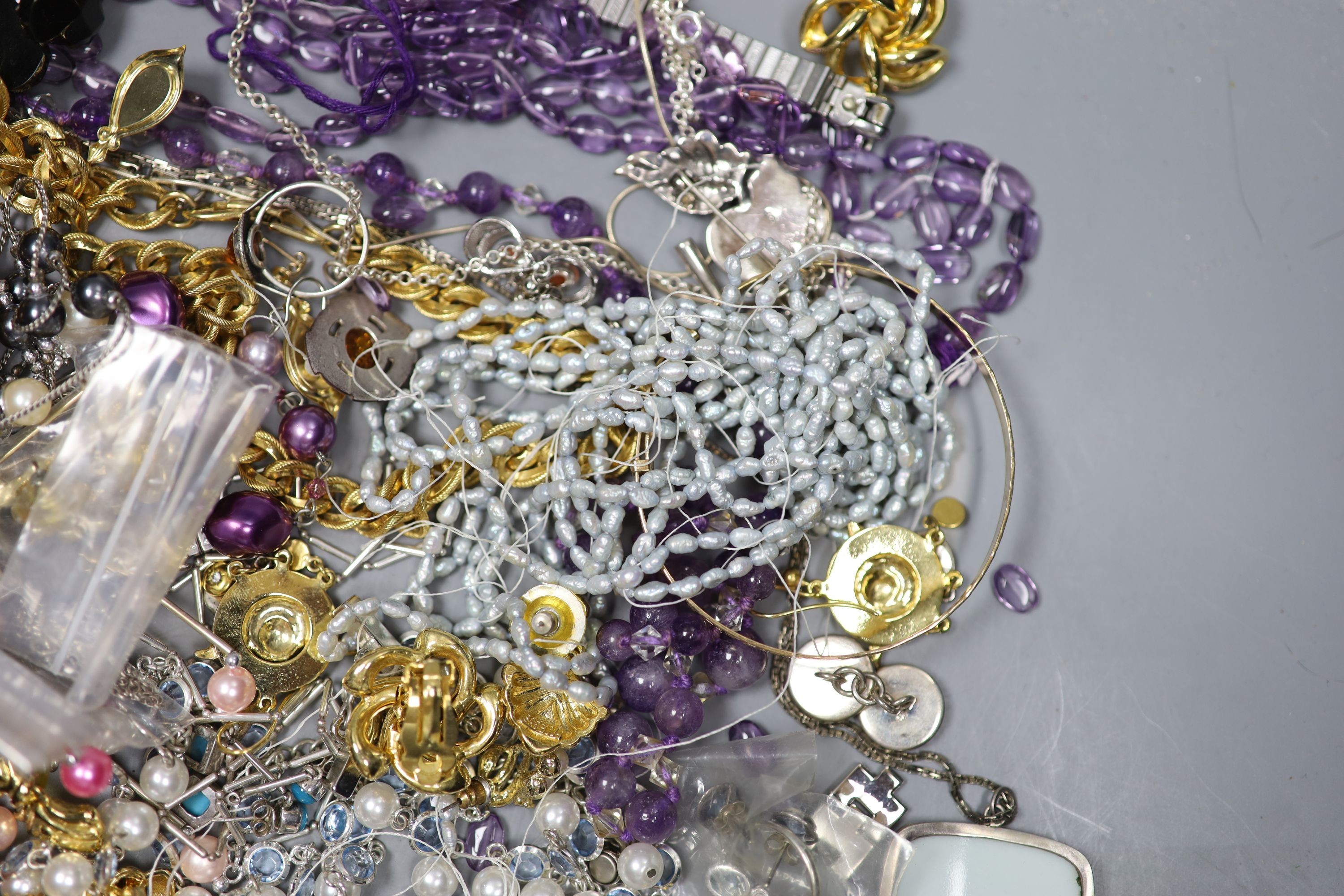 A modern 9ct bangle, 3.1 grams and a quantity of assorted costume jewellery.